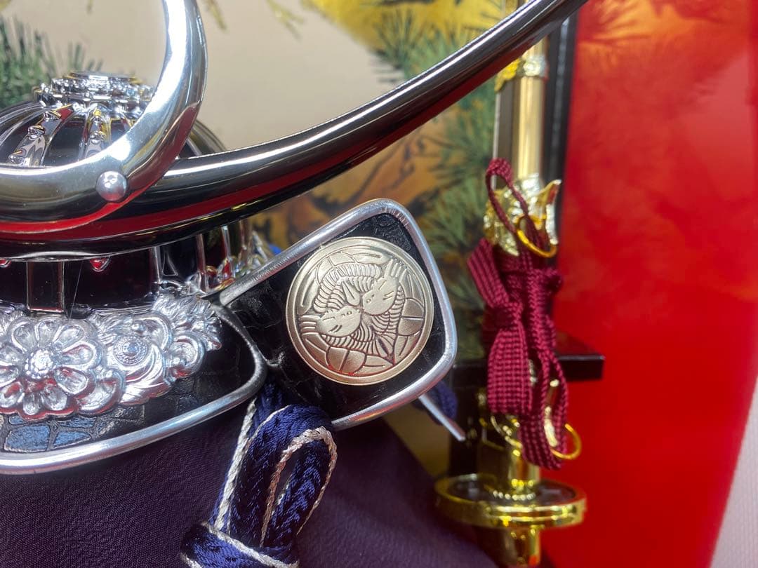 上杉謙信　五月人形　シルバー兜飾りガラスケース入り・コンパクトサイズ