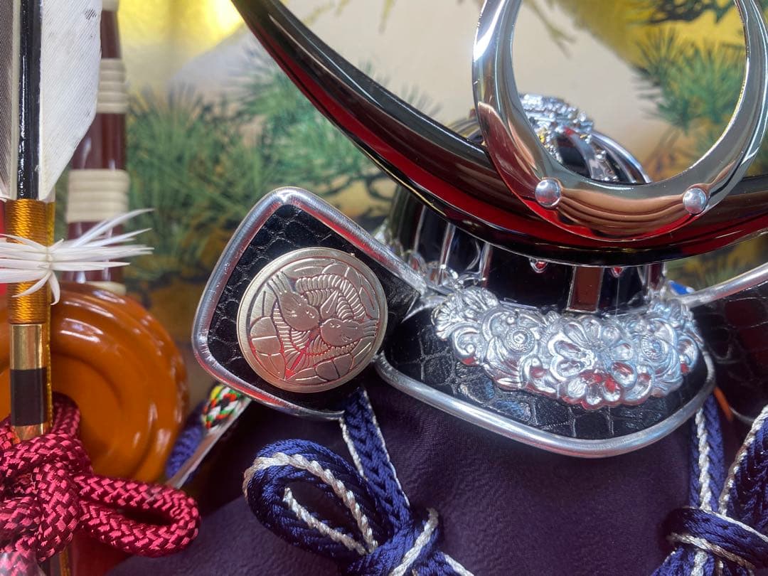 上杉謙信　五月人形　シルバー兜飾りガラスケース入り・コンパクトサイズ