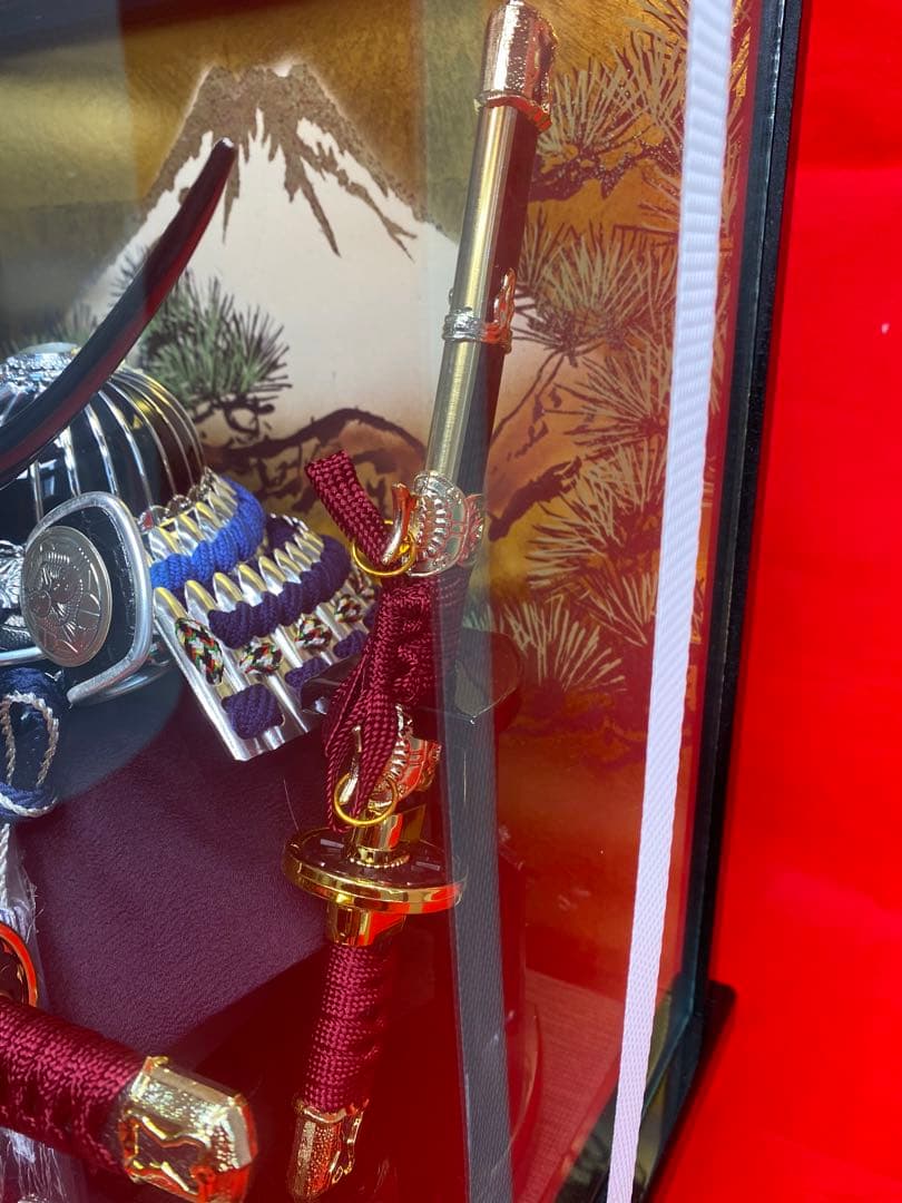 上杉謙信　五月人形　シルバー兜飾りガラスケース入り・コンパクトサイズ