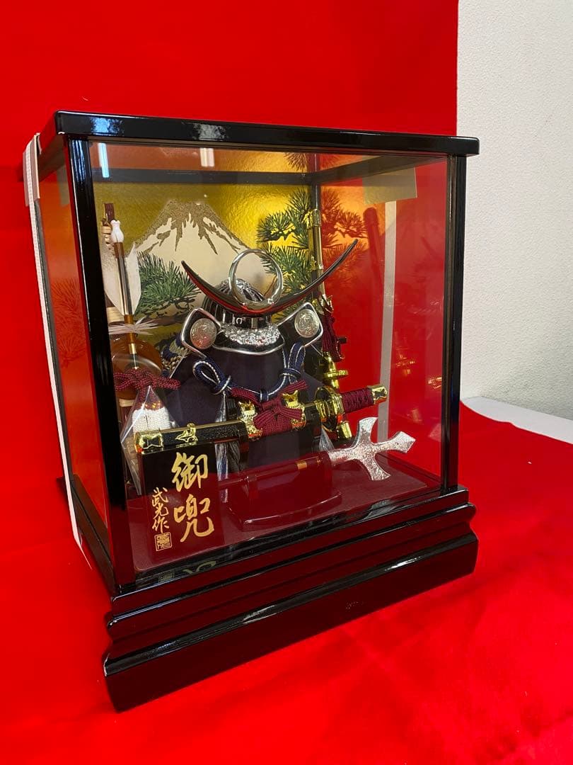 上杉謙信　五月人形　シルバー兜飾りガラスケース入り・コンパクトサイズ