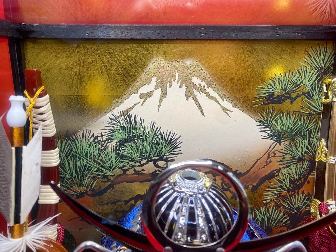 上杉謙信　五月人形　シルバー兜飾りガラスケース入り・コンパクトサイズ