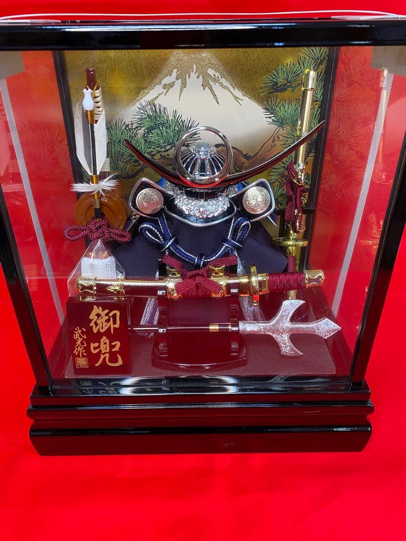 上杉謙信　五月人形　シルバー兜飾りガラスケース入り・コンパクトサイズ