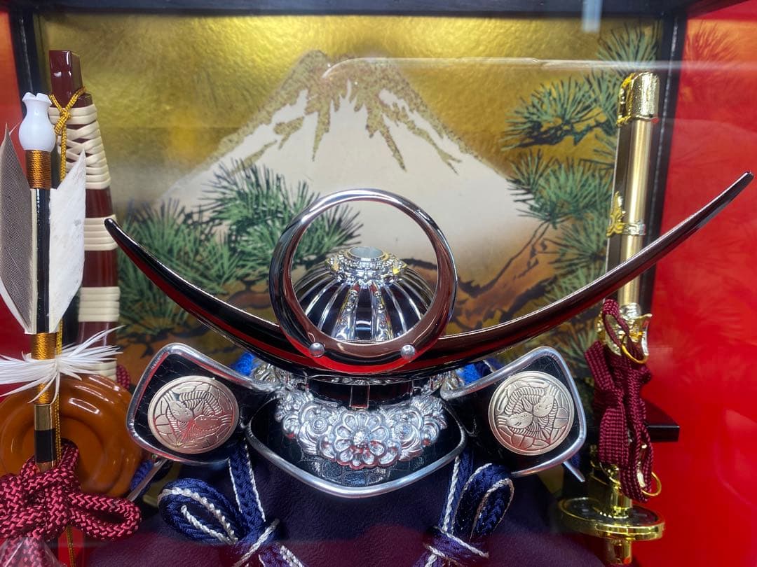 上杉謙信　五月人形　シルバー兜飾りガラスケース入り・コンパクトサイズ