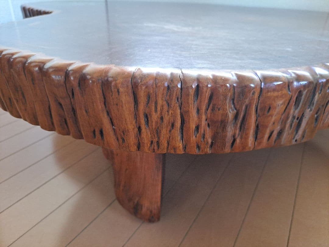 かなり重い、一枚板の天然木輪切り