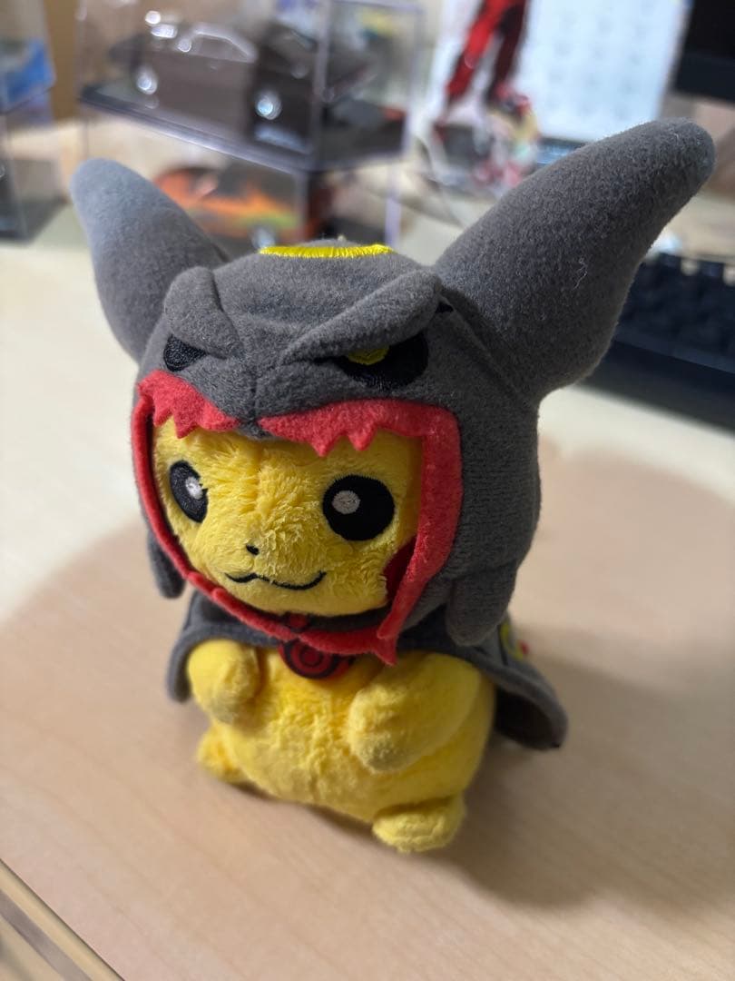 ポケモンセンター ぬいぐるみ 黒いレックウザポンチョを着たピカチュウ