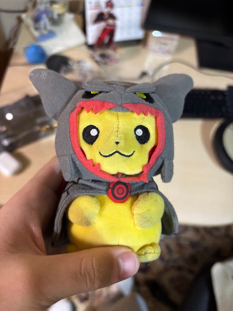 ポケモンセンター ぬいぐるみ 黒いレックウザポンチョを着たピカチュウ