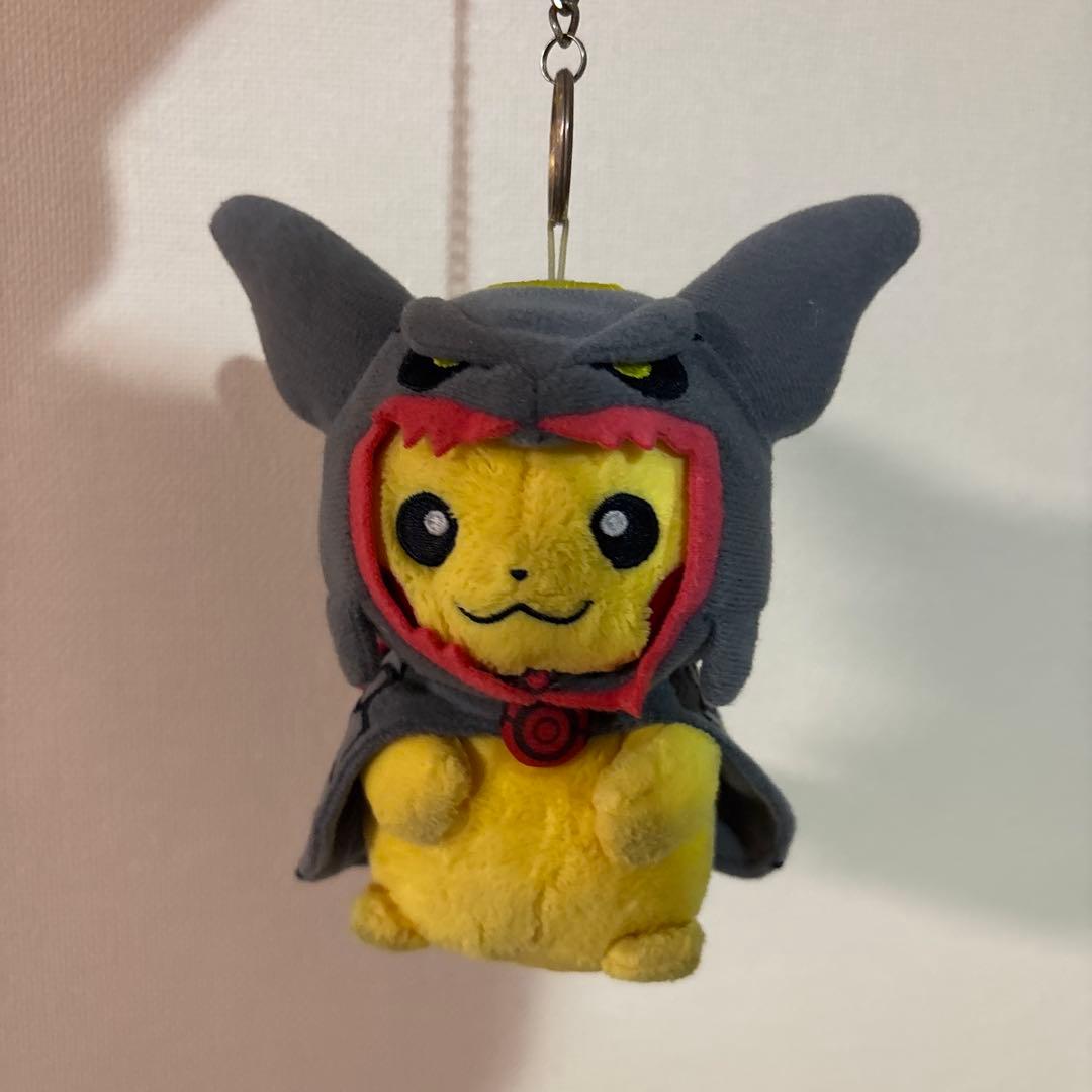 ポケモンセンター ぬいぐるみ 黒いレックウザポンチョを着たピカチュウ