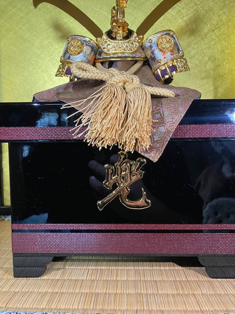 伝統的な兜飾りと刀付き