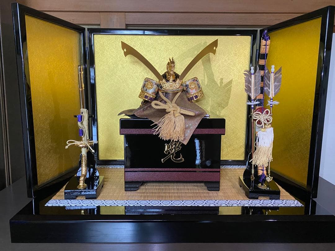 伝統的な兜飾りと刀付き