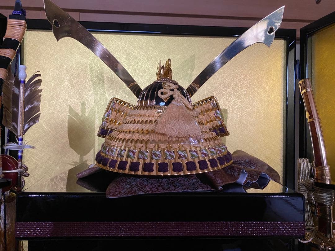 伝統的な兜飾りと刀付き