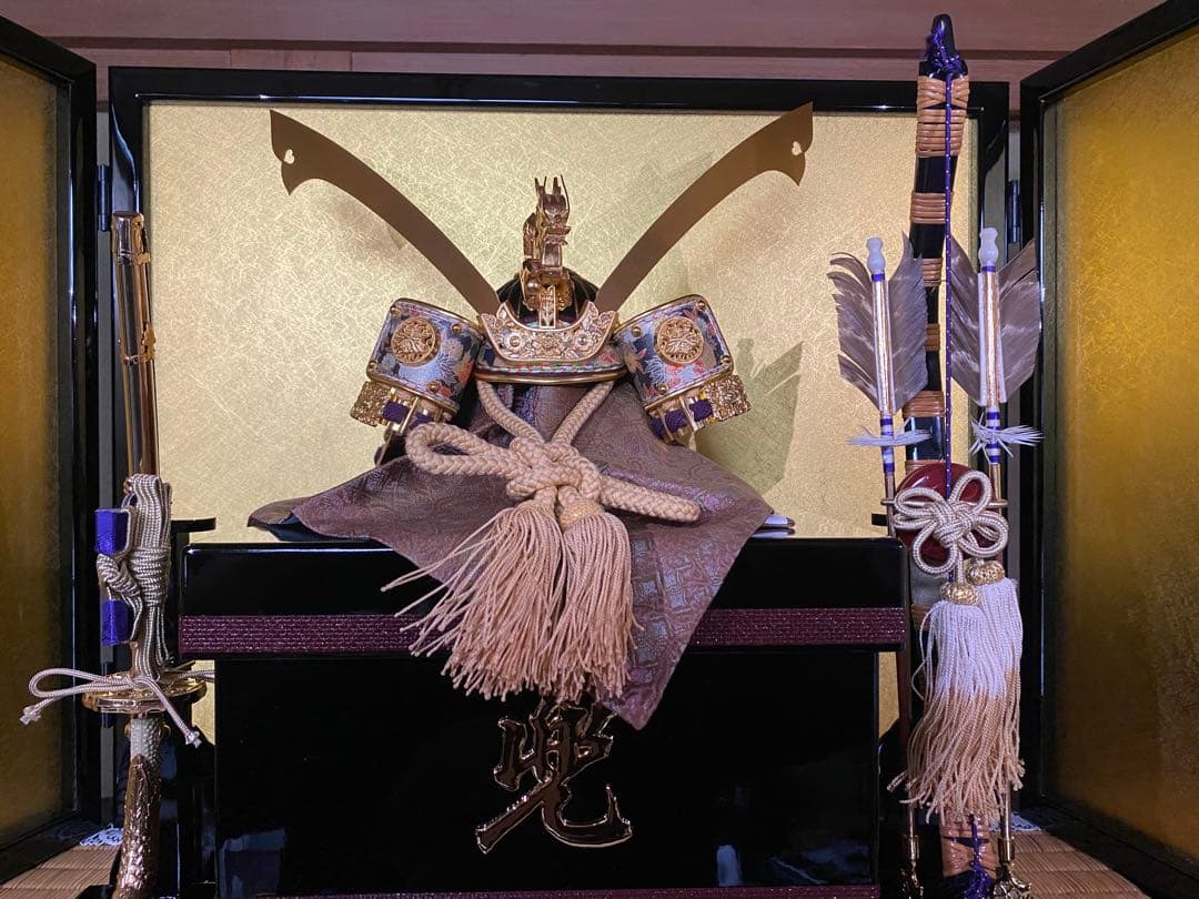 伝統的な兜飾りと刀付き