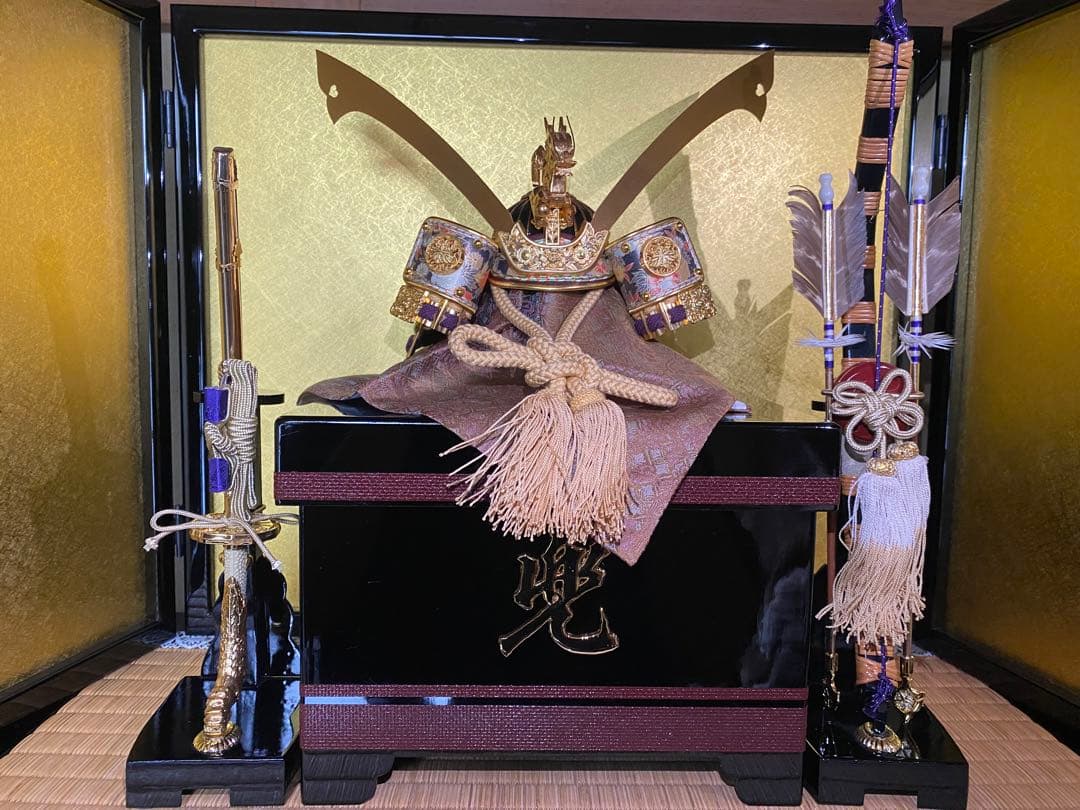 伝統的な兜飾りと刀付き