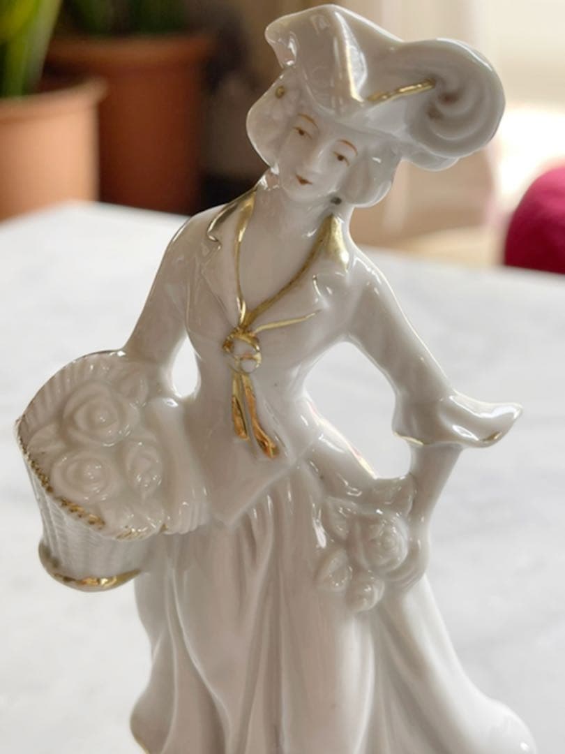 日本製　王冠マーク　M 金彩　白磁　貴婦人　フィギュリン　ポーセリンアート