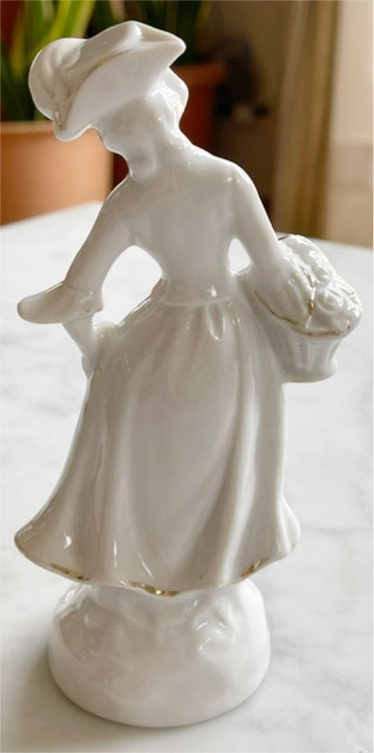 日本製　王冠マーク　M 金彩　白磁　貴婦人　フィギュリン　ポーセリンアート