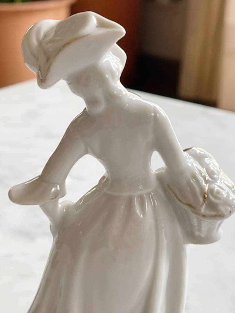 日本製　王冠マーク　M 金彩　白磁　貴婦人　フィギュリン　ポーセリンアート