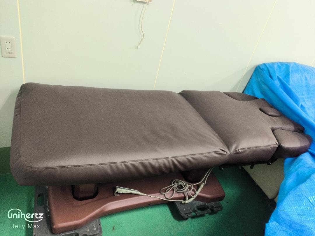 電動リクライニング機能つき施術用ベッド