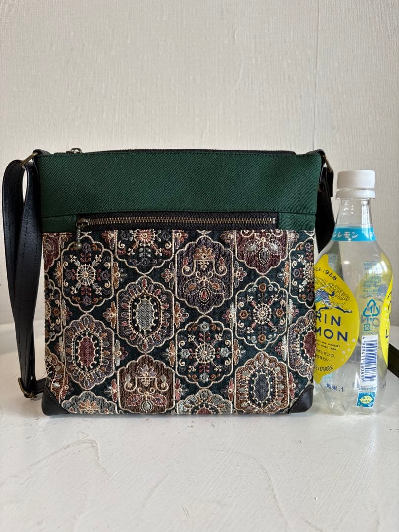 サコッシュ　少し大きめ　グリーン系