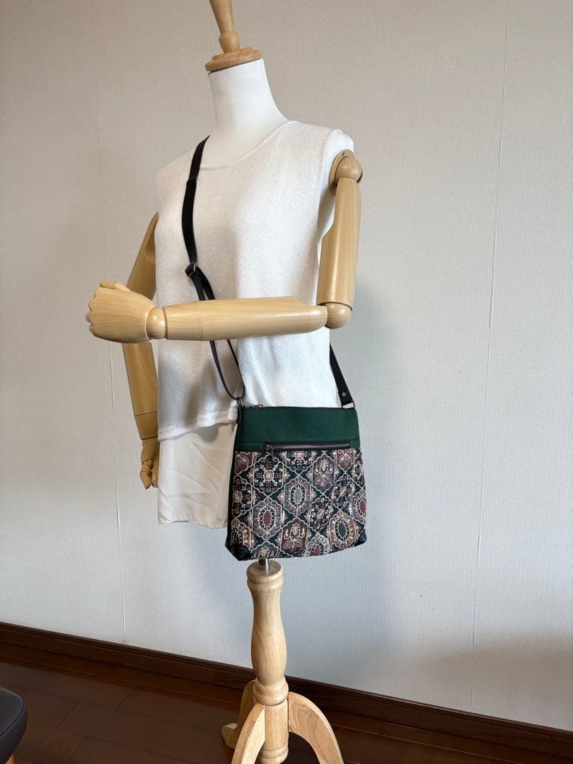 サコッシュ　少し大きめ　グリーン系