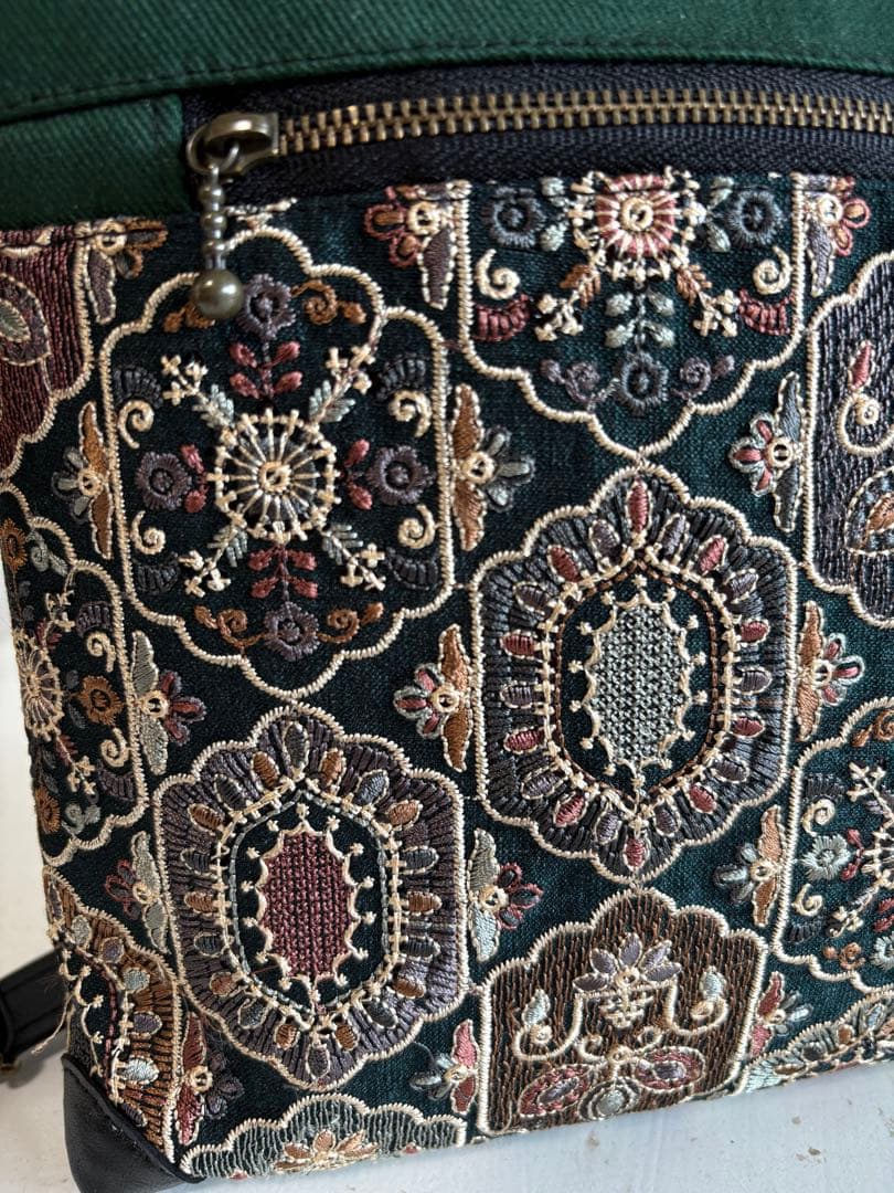 サコッシュ　少し大きめ　グリーン系