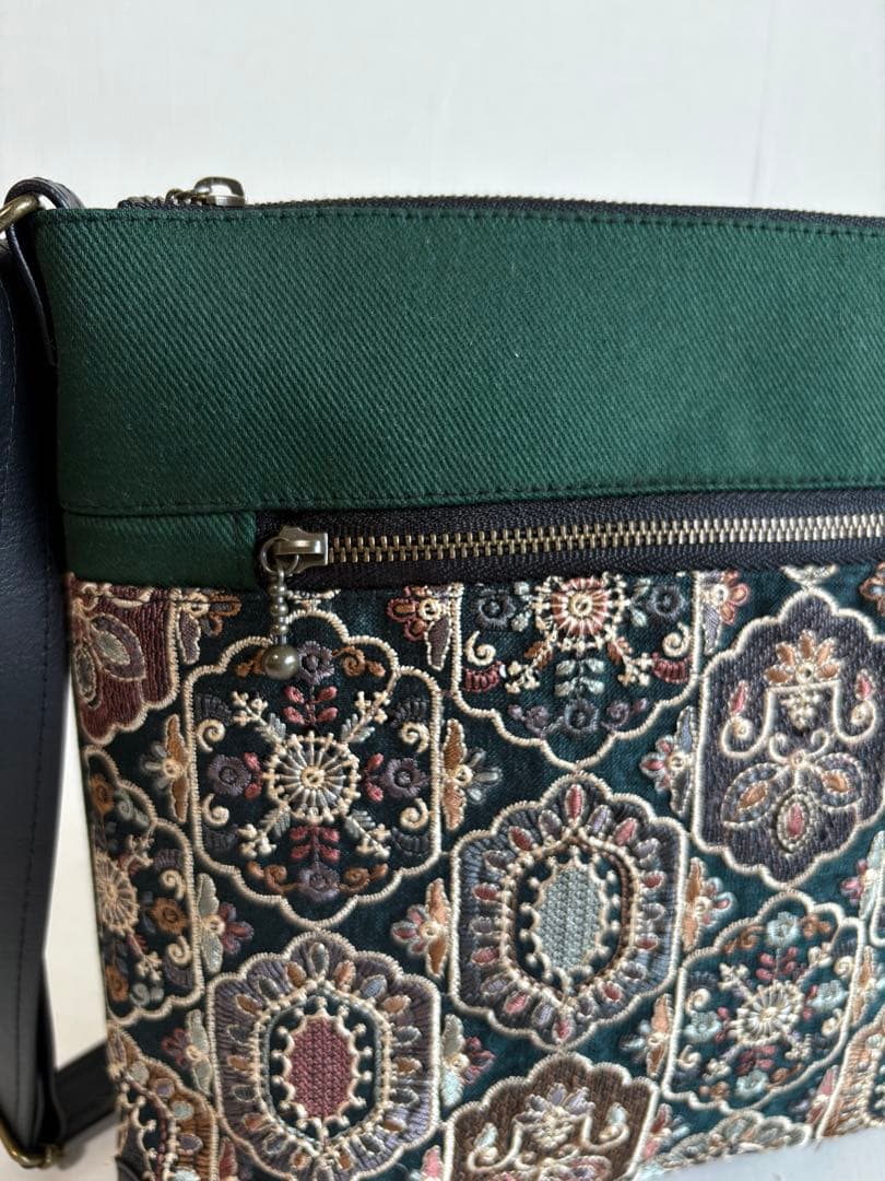 サコッシュ　少し大きめ　グリーン系