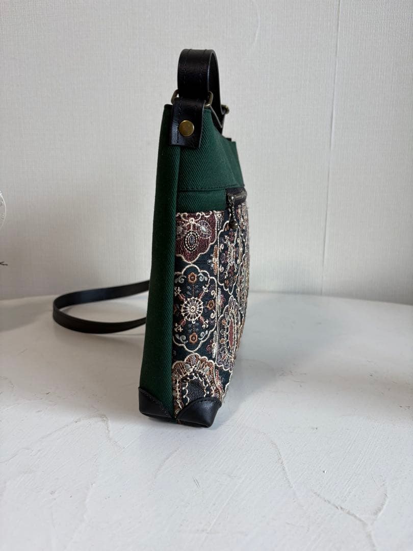 サコッシュ　少し大きめ　グリーン系