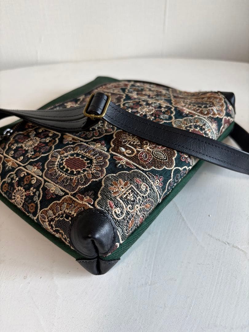 サコッシュ　少し大きめ　グリーン系