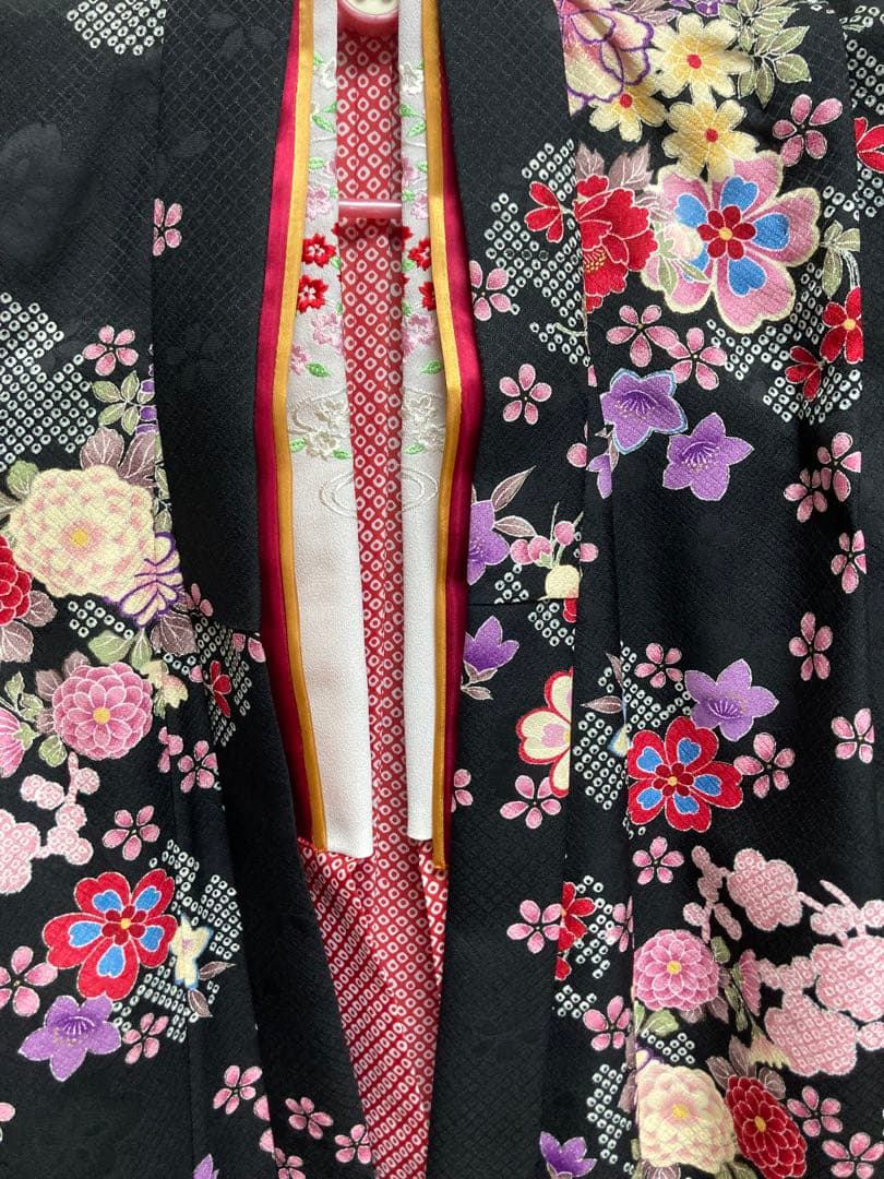 伝統的な黒色花柄着物　七五三7歳女児着物＆長襦袢半衿付き花柄　小花古典レトロ風