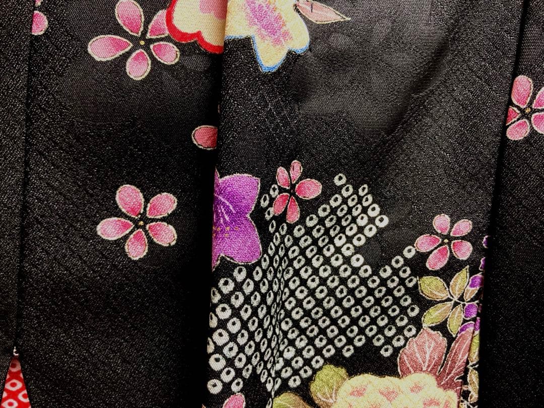 伝統的な黒色花柄着物　七五三7歳女児着物＆長襦袢半衿付き花柄　小花古典レトロ風