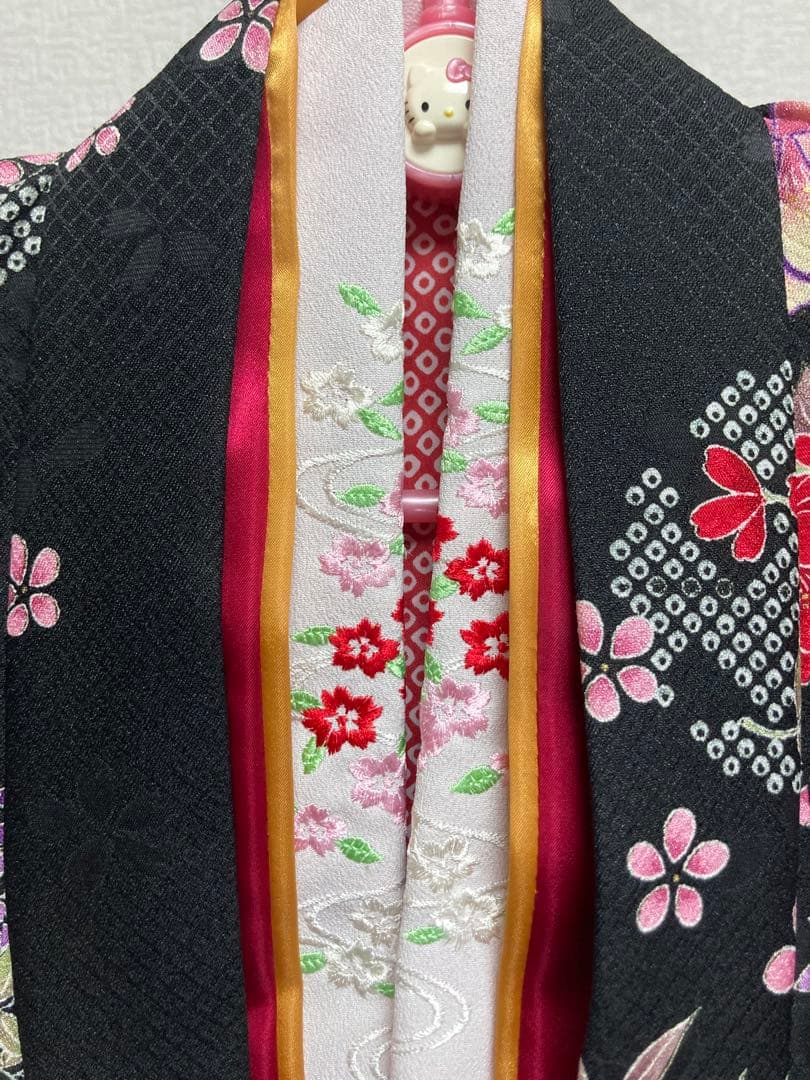 伝統的な黒色花柄着物　七五三7歳女児着物＆長襦袢半衿付き花柄　小花古典レトロ風