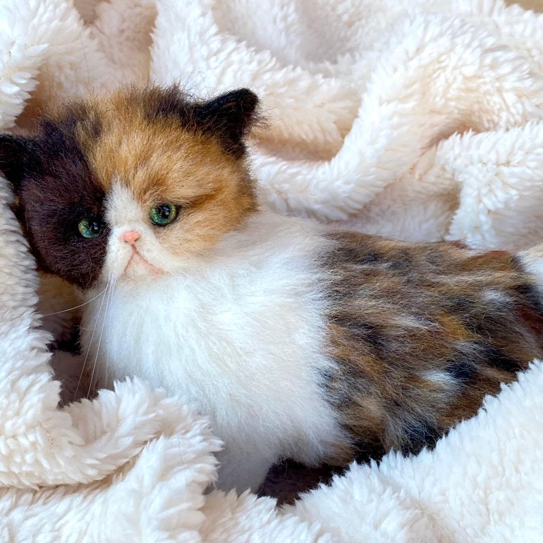 羊毛フェルト猫 全身タイプ リアル可愛い三毛のエキゾチックショート
