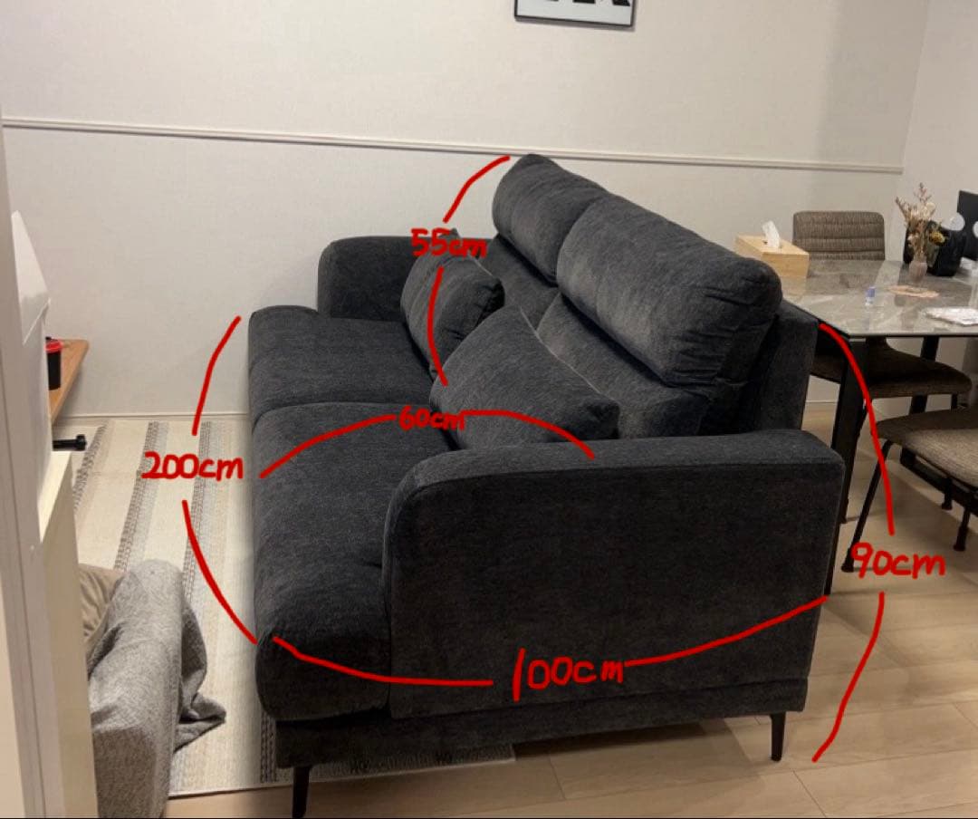 グレーの3人掛けソファ（クッション付き）