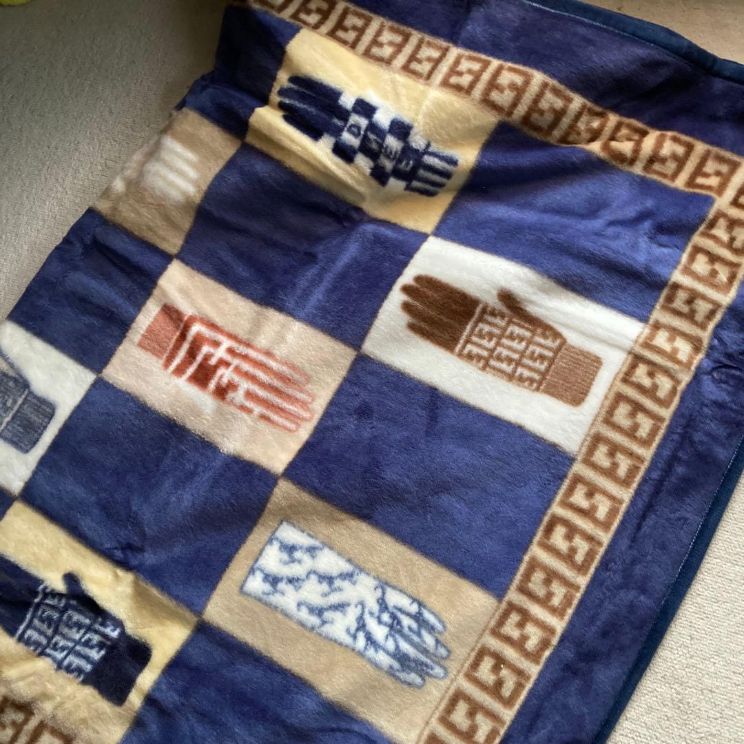 FENDI ハーフ毛布 手袋柄 レア - メルカリ