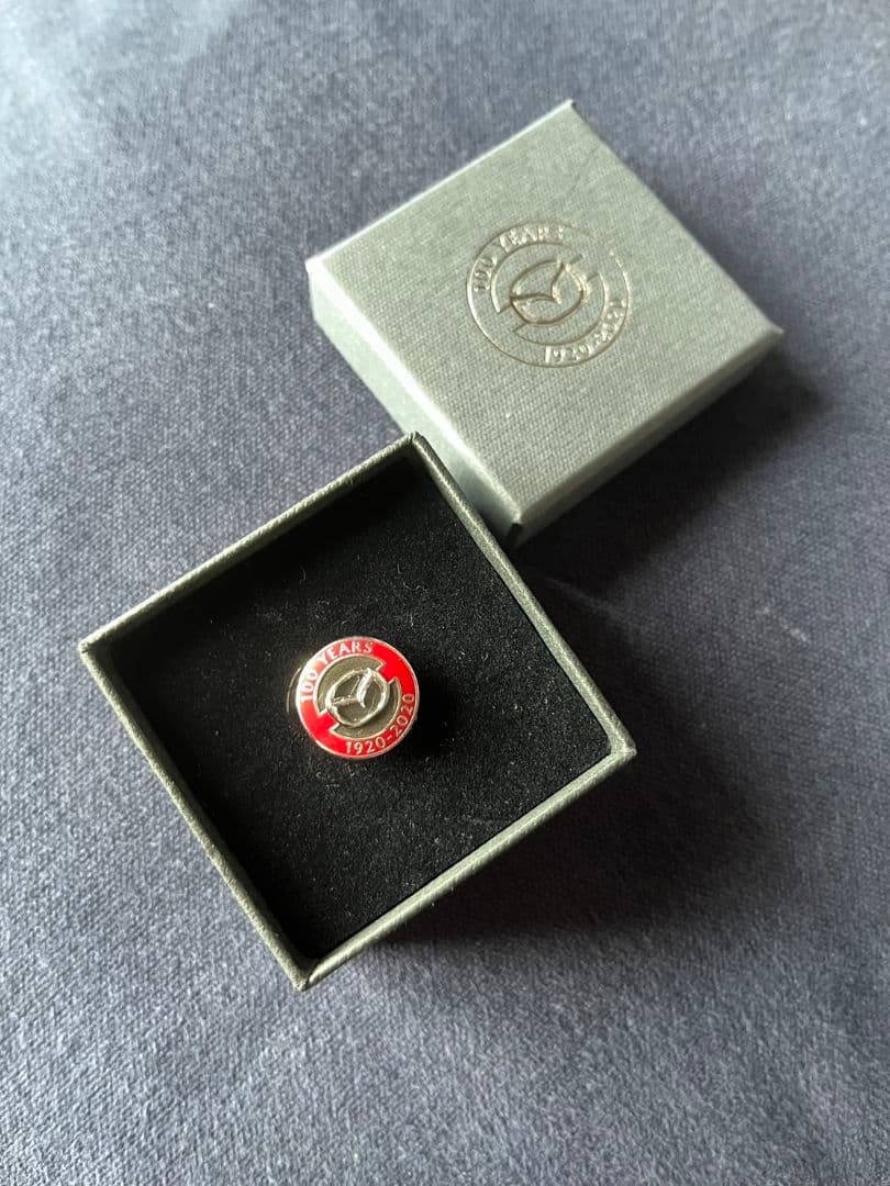 MAZDA マツダ 100周年記念バッチ(非売品) - メルカリ