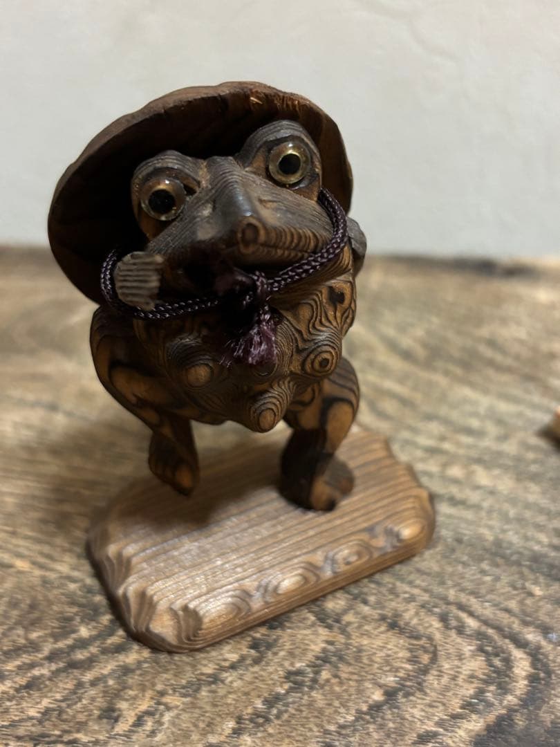 民芸品 ヴィンテージ 木製カエルの置物 木彫り レアな置物 - メルカリ