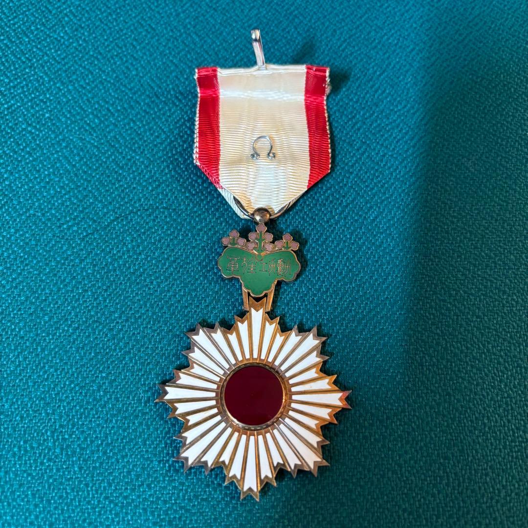 勲五等双光旭日章 勲章 （塗箱入り・略綬付） - メルカリ