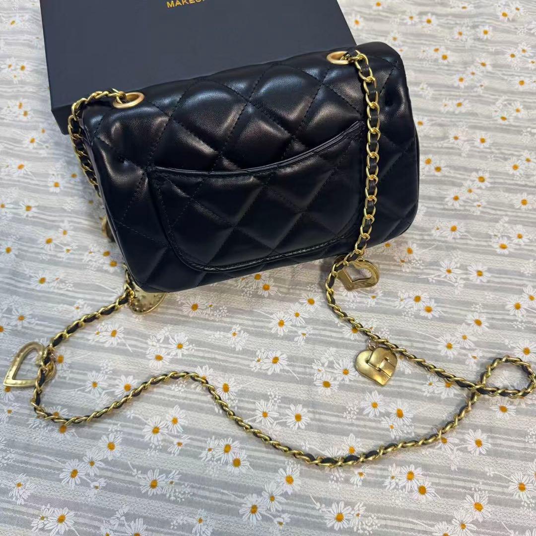 値下げしました！ノベルティ ハートチャーム付き ショルダーバッグ ブラック