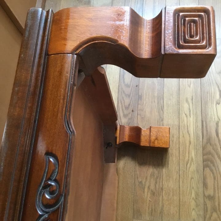 和室用テーブルです。表面は綺麗です側面に少しすり傷あり目立た無い。