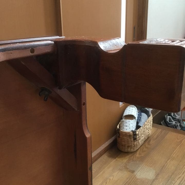 和室用テーブルです。表面は綺麗です側面に少しすり傷あり目立た無い。