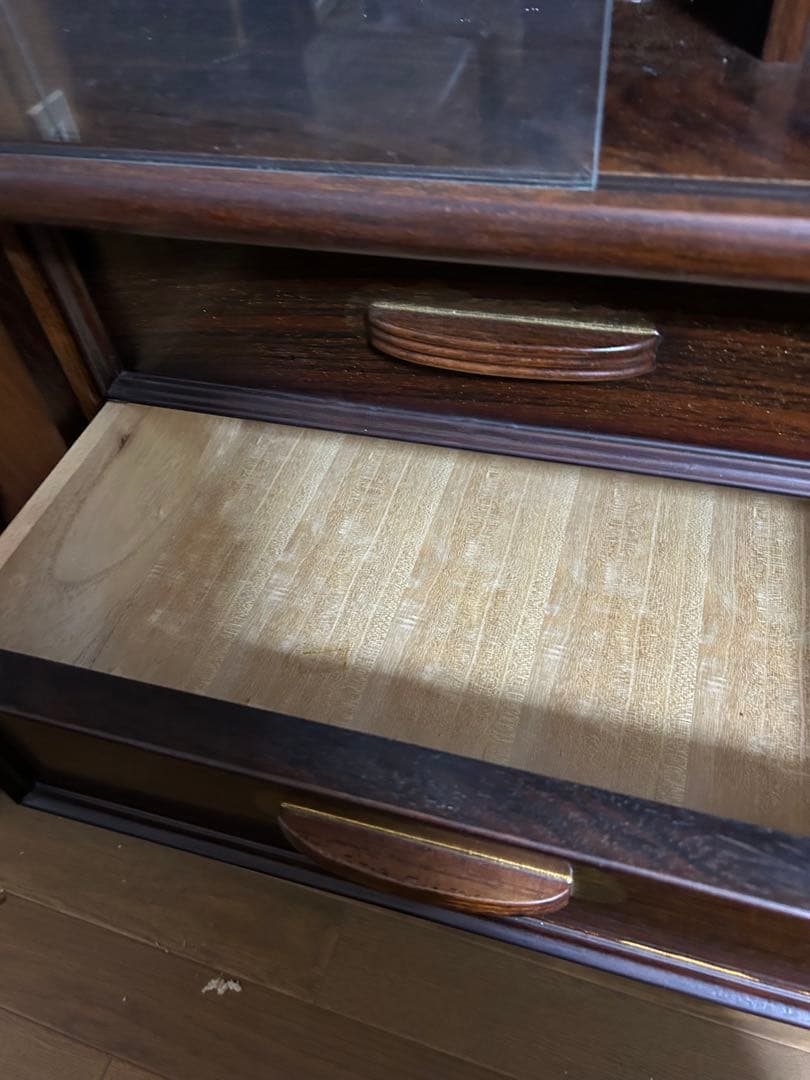 ブラウン 木製キャビネット ガラス扉付き