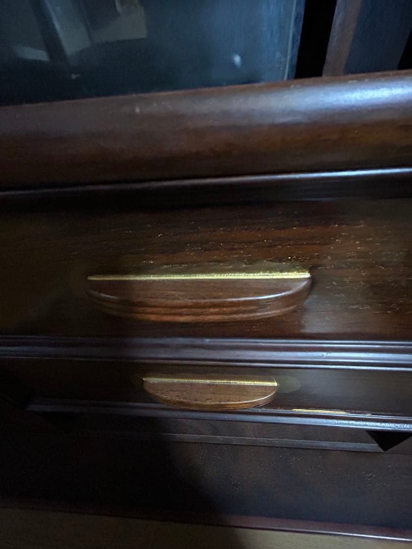 ブラウン 木製キャビネット ガラス扉付き