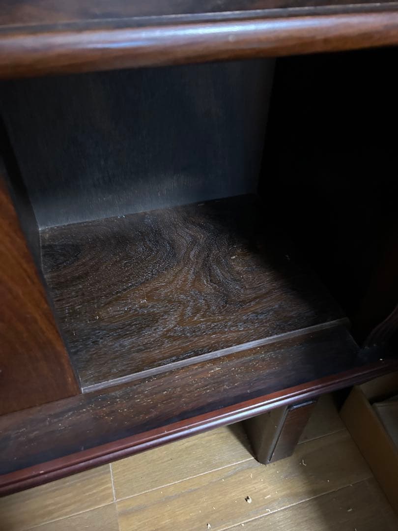 ブラウン 木製キャビネット ガラス扉付き