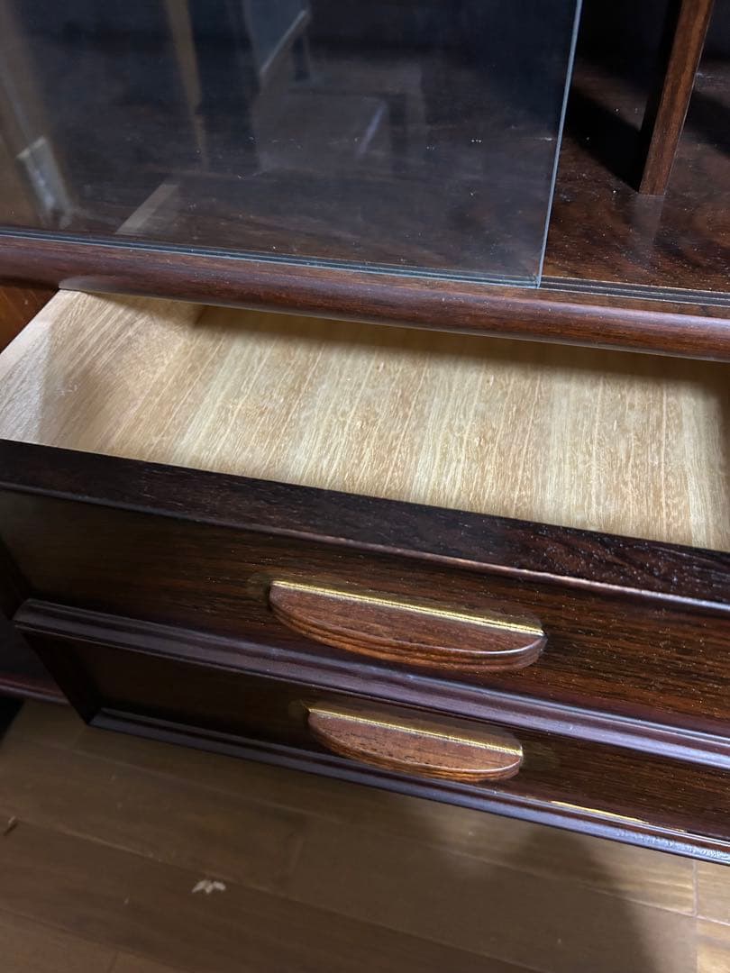 ブラウン 木製キャビネット ガラス扉付き