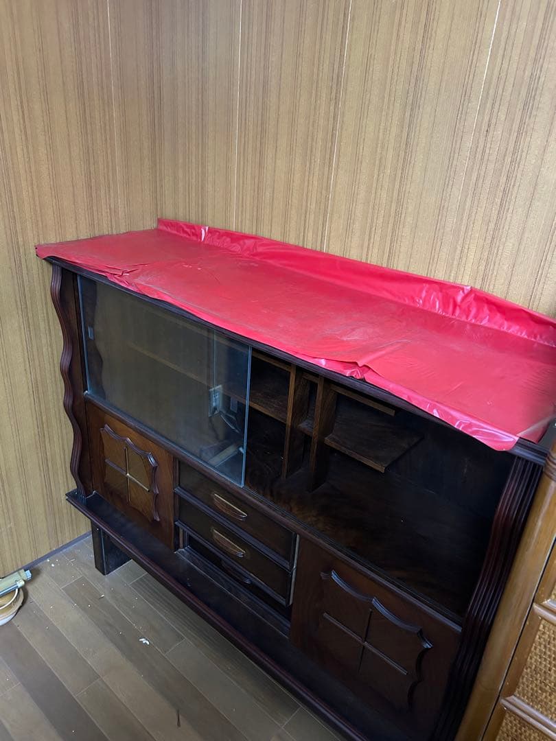 ブラウン 木製キャビネット ガラス扉付き