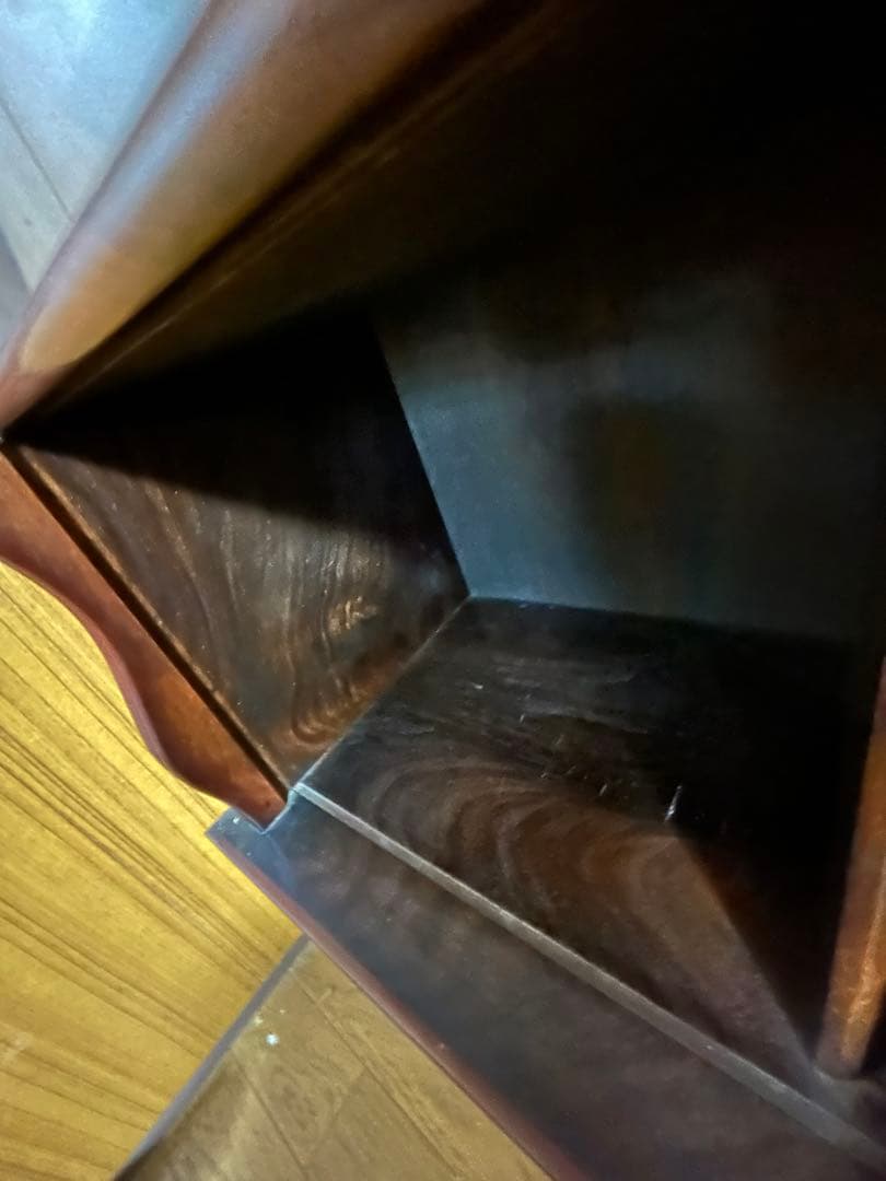 ブラウン 木製キャビネット ガラス扉付き