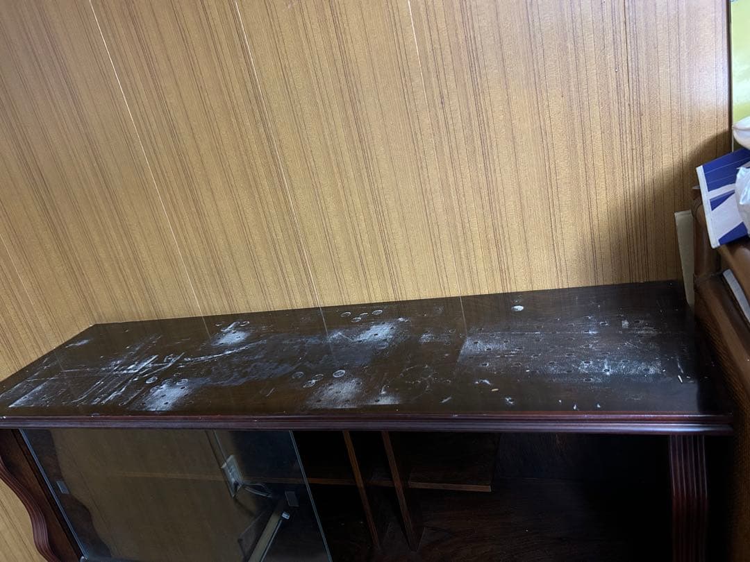 ブラウン 木製キャビネット ガラス扉付き