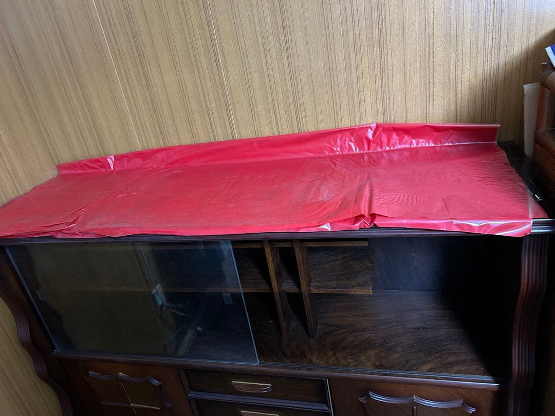 ブラウン 木製キャビネット ガラス扉付き