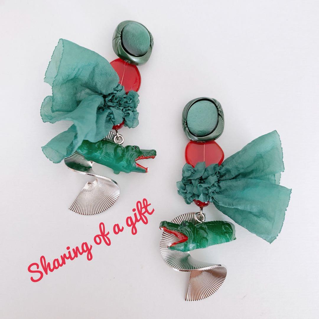 ワニさんと赤いチェコガラスのピアス