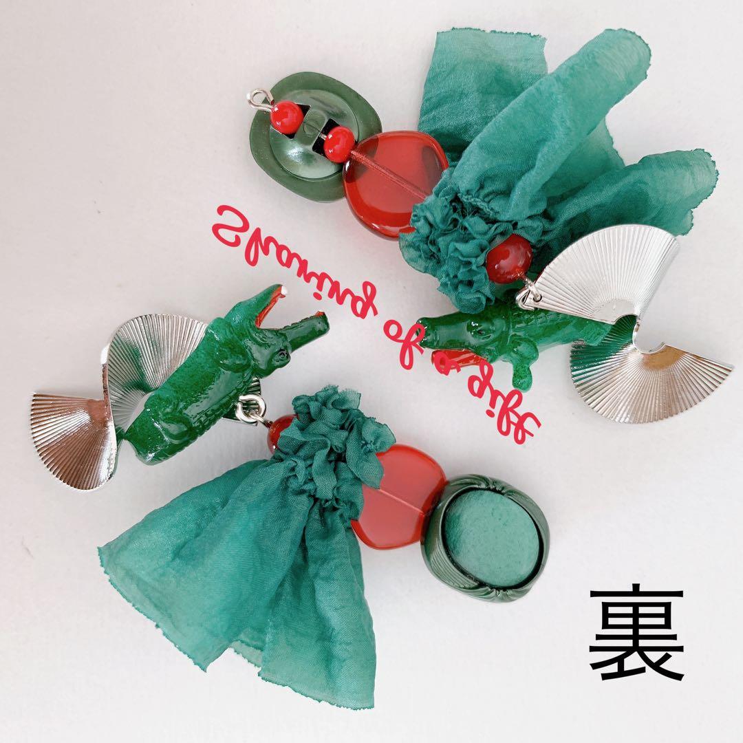 ワニさんと赤いチェコガラスのピアス