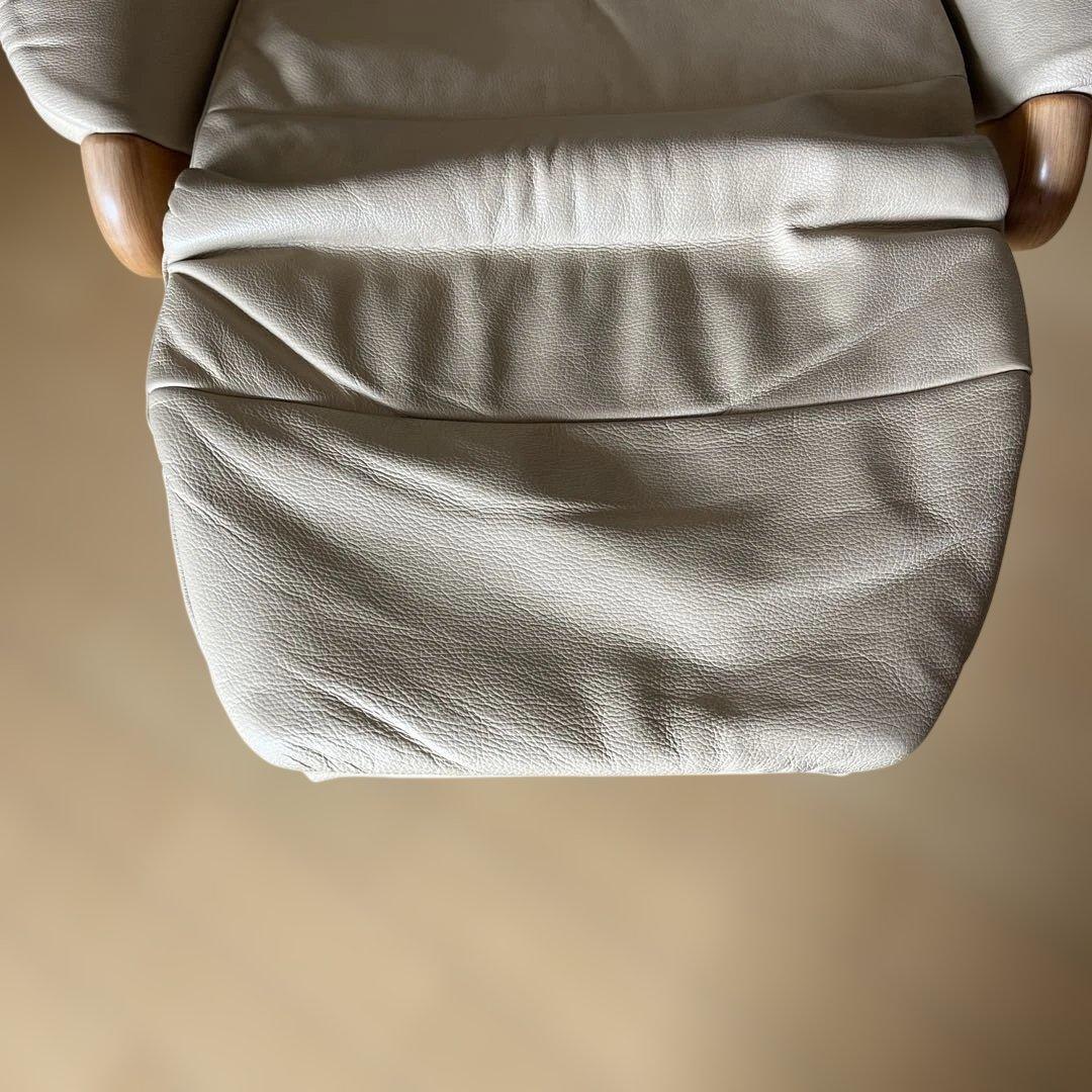 シモンズ　ベージュ レザー リクライニングチェア