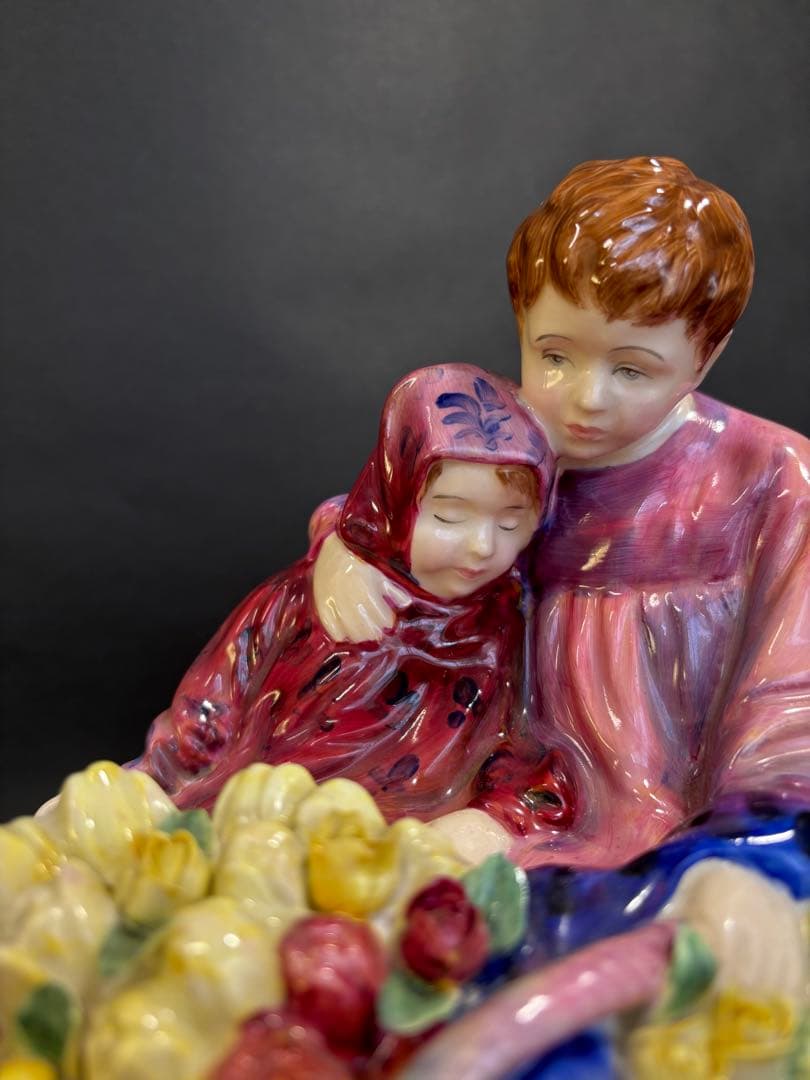 ロイヤルドルトン「フラワーセラーズ」置物 Royal Dalton - メルカリ